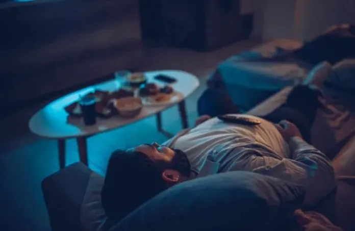 Nëse flini me televizorin ndezur rrezikoni shëndetin