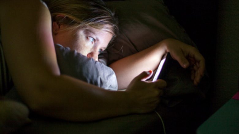 A është varësia nga interneti shenjë e psikopatisë? Dëshira për të qenë ‘online’ është duke maskuar probleme më të thella