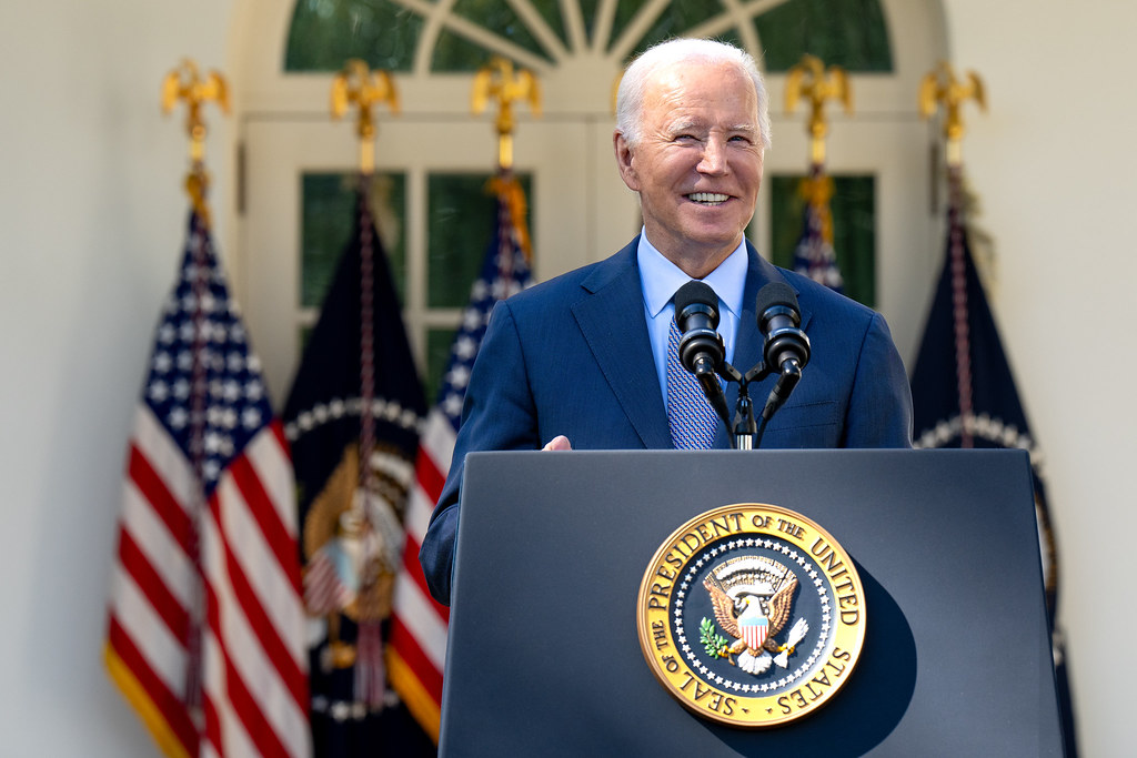 Biden bën shaka për ‘sëmundjen mendore’ të Trump në një darkë tradicionale në Uashington