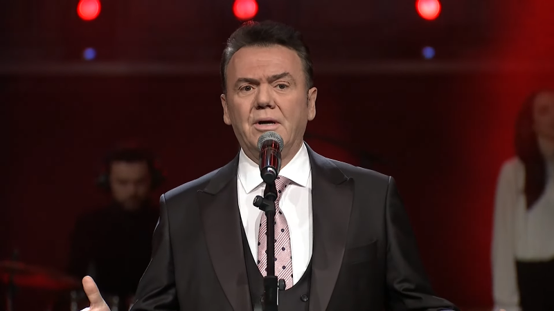 Ilir Shaqiri këndon sot në Kuvendin e Kosovës këngën “Sërish vjen marsi”