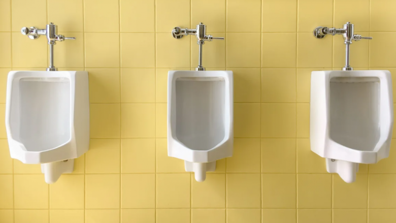 Çfarë tregon ngjyra e urinës për shëndetin tuaj?