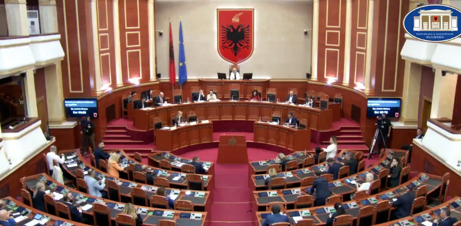 Mblidhet sot Kuvendi i Shqipërisë, në fokus mandati i Xhaçkës dhe komisioni i “Dezinformimit”