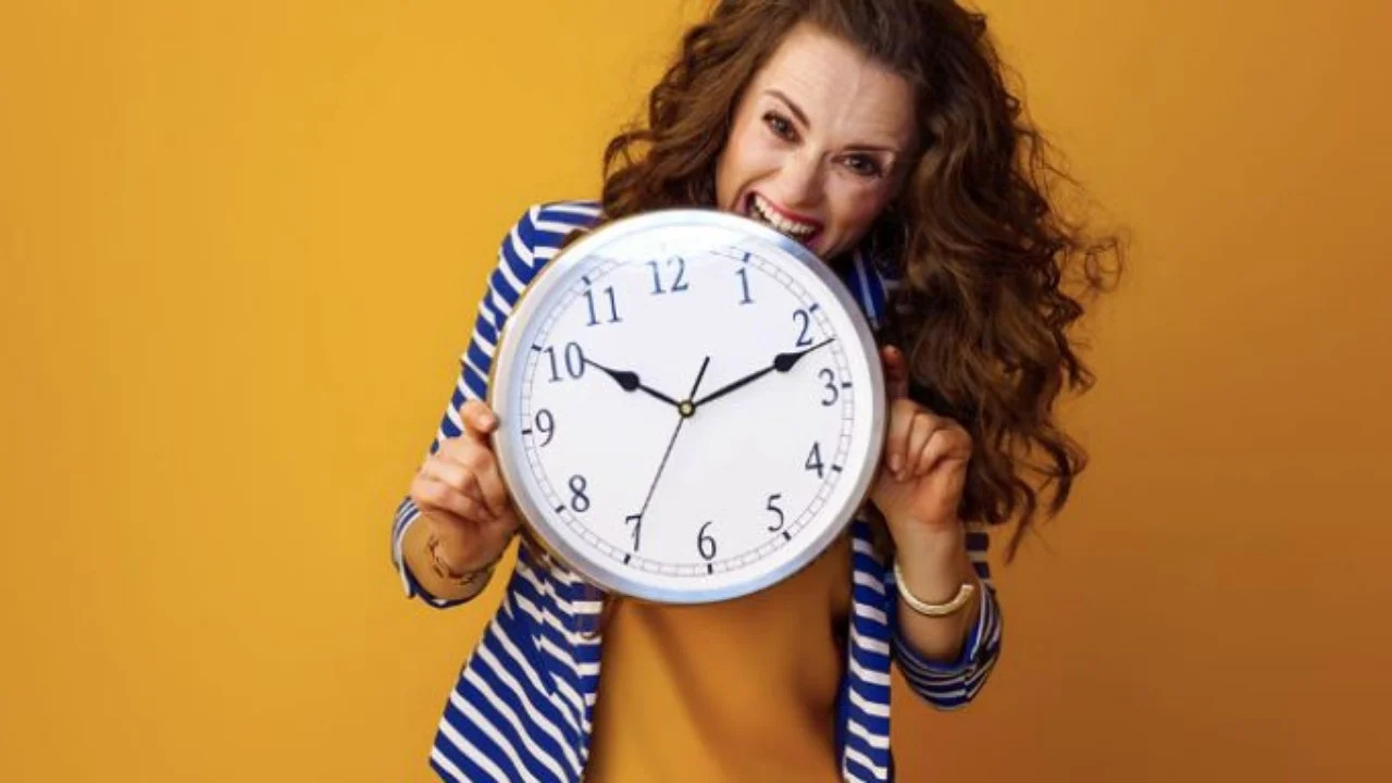 Studimi i ri/ Në cilën orë duhet të hani darkë për të shmangur dhjamosjen dhe rritjen e sheqerit në gjak