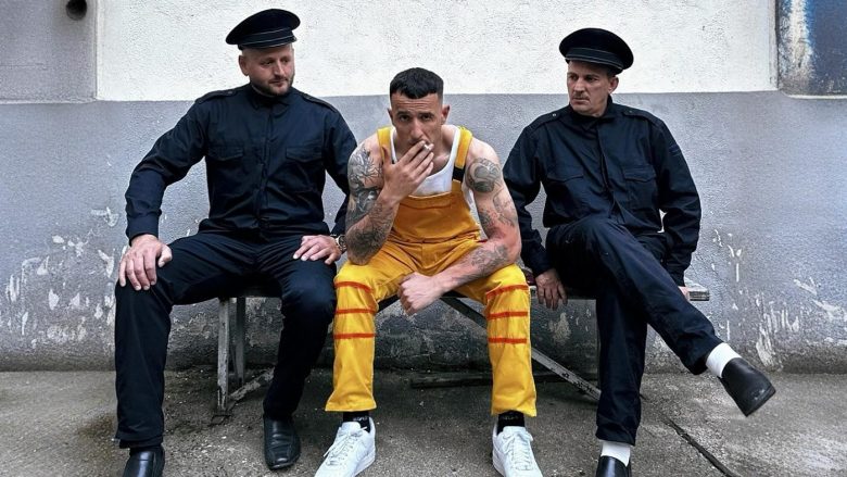 Getinjo publikon fotografi nga “burgu”: Allah falëm, sepse kemi me i mërzit zullumqarët