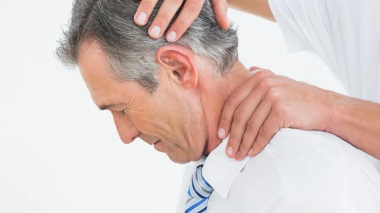 Kërcitja e qafës mund të kthehet në një rrezik për jetën, mjekët paralajmërojnë!