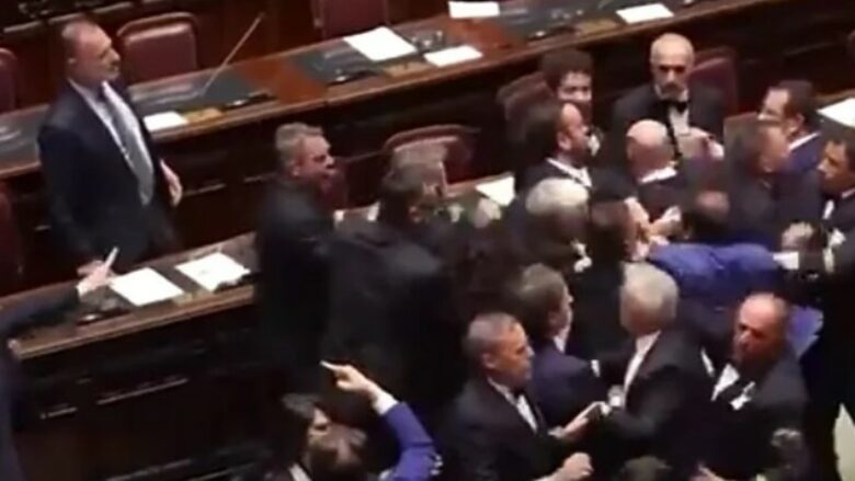 Përleshje në parlamentin italian, një nga deputetët bëhet për ndihmën e shpejtë(VIDEO)