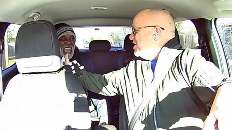 Një mik që nuk e kishte parë prej 20 vitesh i hipi në taksi – miliona njerëz emocionoi skena nga Dallasi