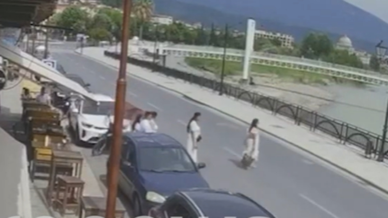 Aksidenti i turistes nga Nepali në Berat, dalin pamjet kur 20-vjeçari e përplas me motoçikletë