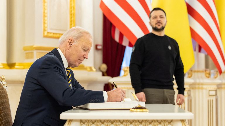 Biden dhe Zelensky në një takim ballë për ballë në Francë për të diskutuar ndihmën ushtarake për Ukrainën