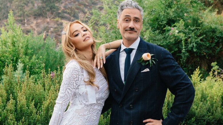 Rita Ora tregon se si është të jesh “njerkë” për dy vajzat e bashkëshortit Taika Waititi nga martesa e tij e parë