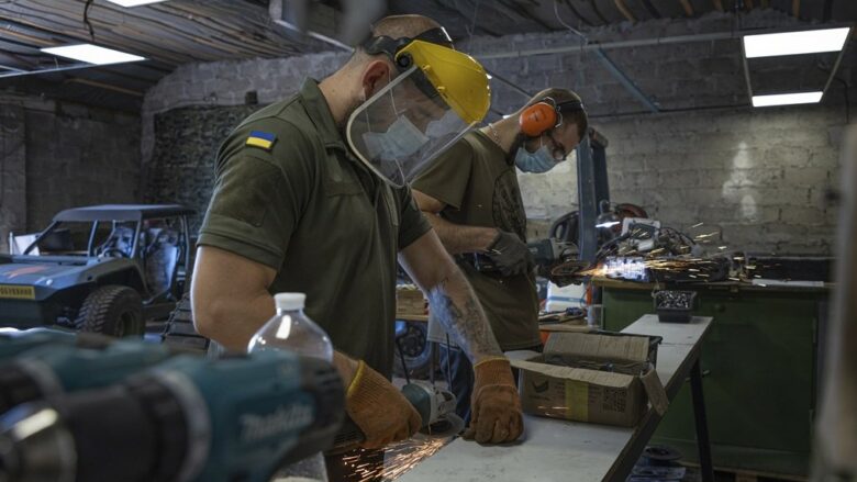 Laboratorët sekretë në të gjithë Ukrainën po ndërtojnë ‘ushtrinë robotike’ për të luftuar kundër Rusisë