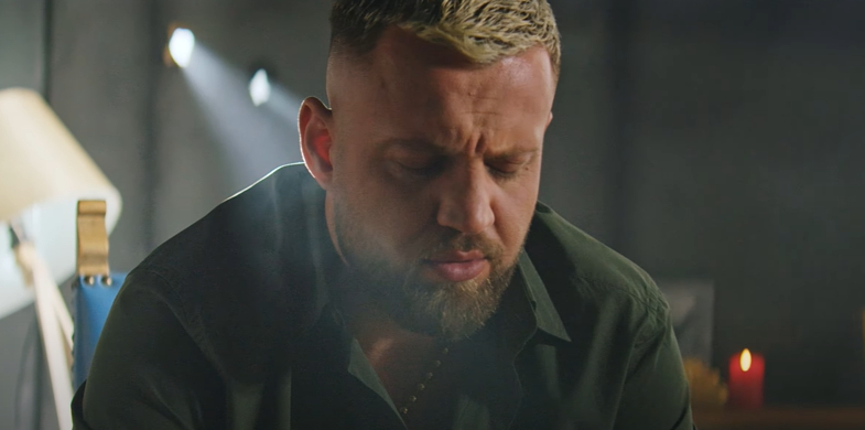 Luiz Ejlli publikon këngën e re “Më fal”