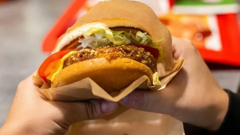 McDonald’s do të ‘rimendojë’ çmimet pas rënies së shitjeve