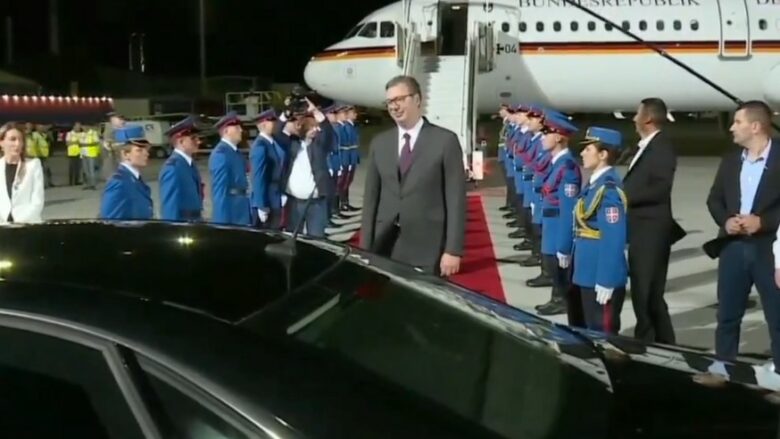 Scholz ‘e poshtëroi’ Vuçiqin në Beograd – kancelari gjerman e la ta priste para veturës presidentin serb
