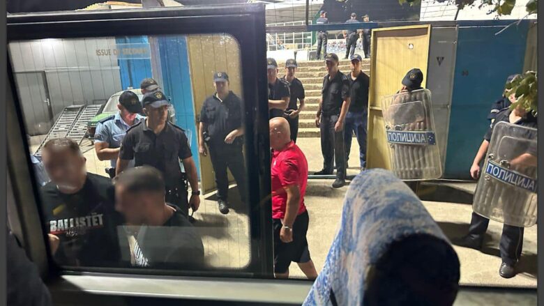 Shkaku i flamurit kombëtar, “Ballistët” i detyruan ta lëshojnë tribunën