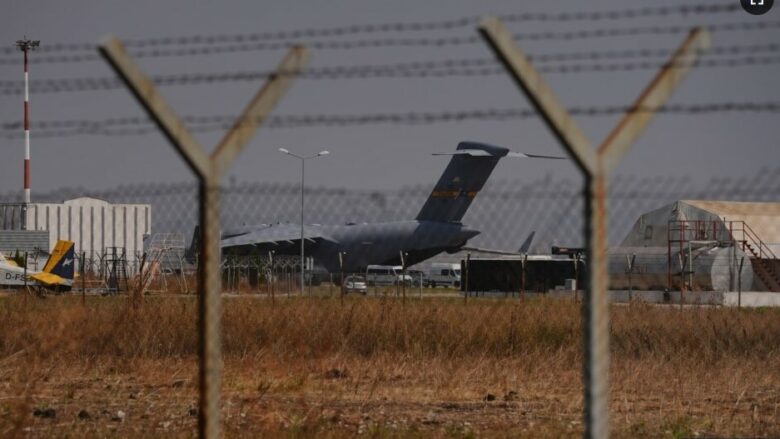Aeroplani me të cilin besohet se ka udhëtuar në rajon shefi i CIA-s shihet në Aeroportin e Prishtinës