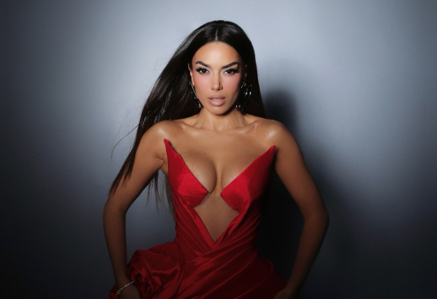 Fustani e ‘tradhton’ Elvana Gjatën gjatë koncertit, zbulon më shumë se sa duhet