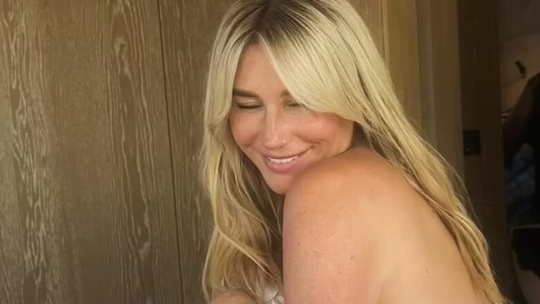 “Jam mërzitur duke veshur rroba” – Kesha ndan dy fotografi nudo
