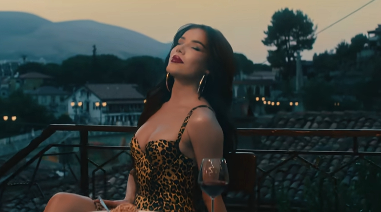 “Folëm pak”, thotë Tayna me këngën e re