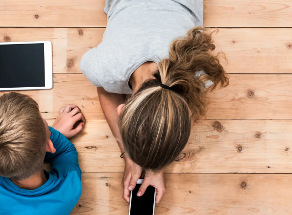 Përdorimi i telefonave inteligjentë dhe ankthi e depresioni tek adoleshentët