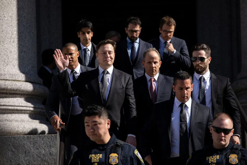 Musk shoqërohet nga 20 truproja që i referohen me emrin e koduar Voyager – atë e përcjellin edhe në tualet