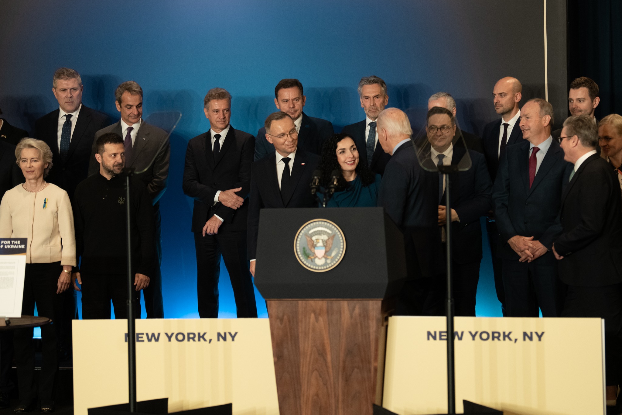 Osmani në mesin e liderëve botërorë, në samitin për Ukrainën në New York – shtrëngim duarsh me presidentin amerikan