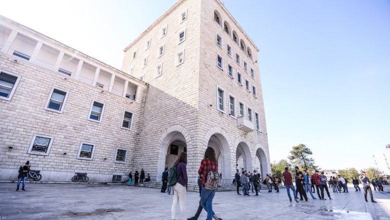 Universiteti i Tiranës hap për herë të parë programin e gjuhës së shënjave