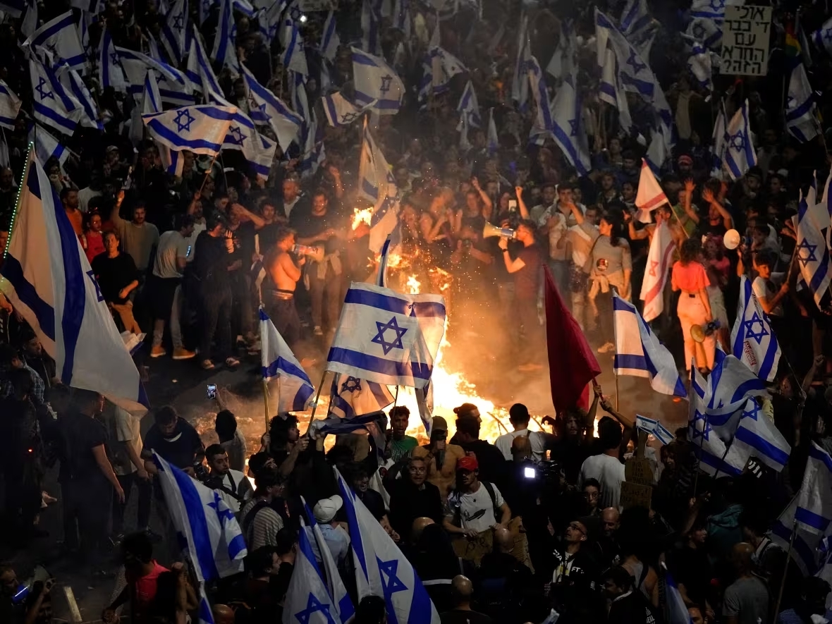 Izraelitët shpërthejnë në protestë për të kërkuar armëpushim pasi 6 pengje vdiqën në Gaza