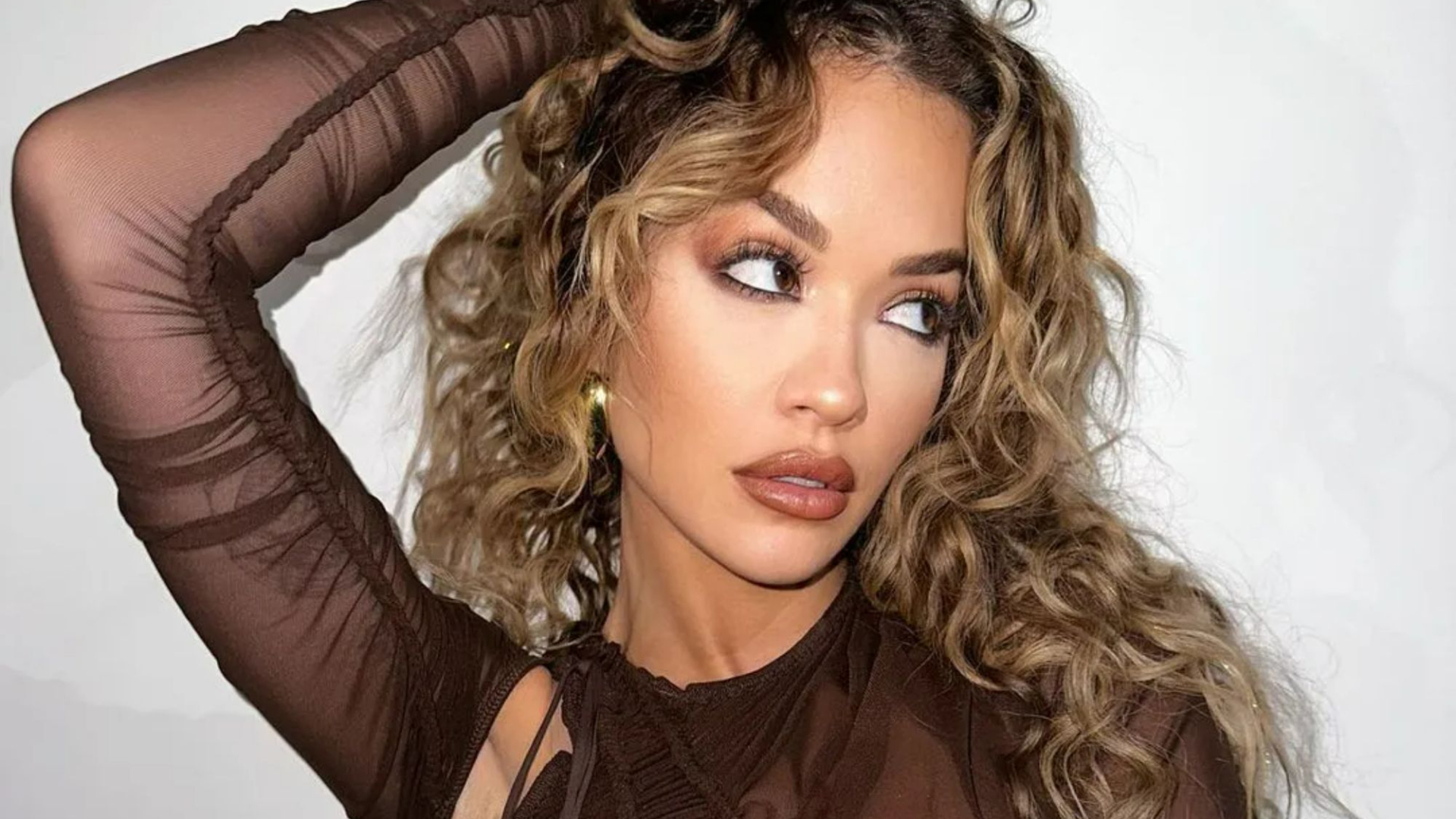 Rita Ora merr gjithë vëmendjen me fustanin transparent