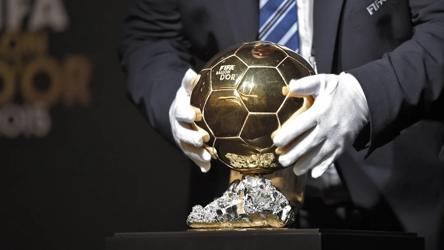 Gjithçka gati për ceremoninë e Topit të Artë – aty ku i nominuar është edhe ylli shqiptar