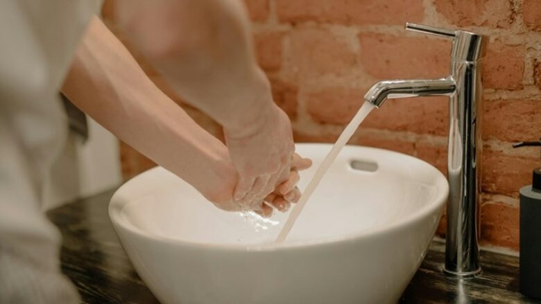 Mjekët: Nëse doni të mbroni veten nga ftohja, filloni të praktikoni një zakon