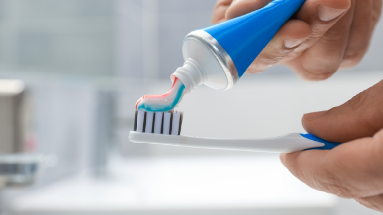 A skadon pasta e dhëmbëve?