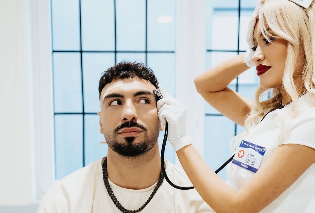 Ledri Vula pozon krah Dea Mishelit: Mos e shiko pa prindër