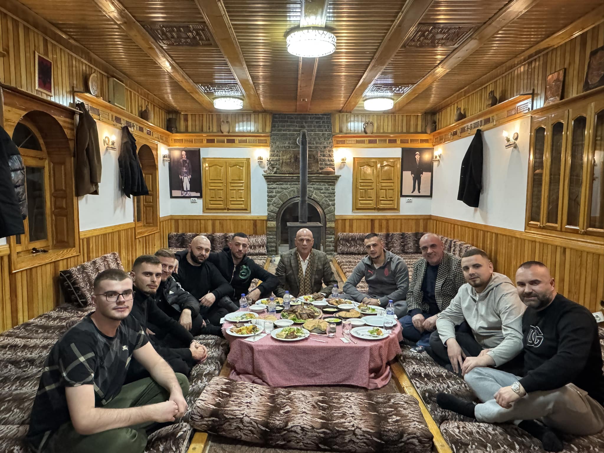 Don Xhoni dhe Stresi shuajnë gjakrat mes tyre – Gani Geci ndërmjetësues i pajtimit mes reperëve