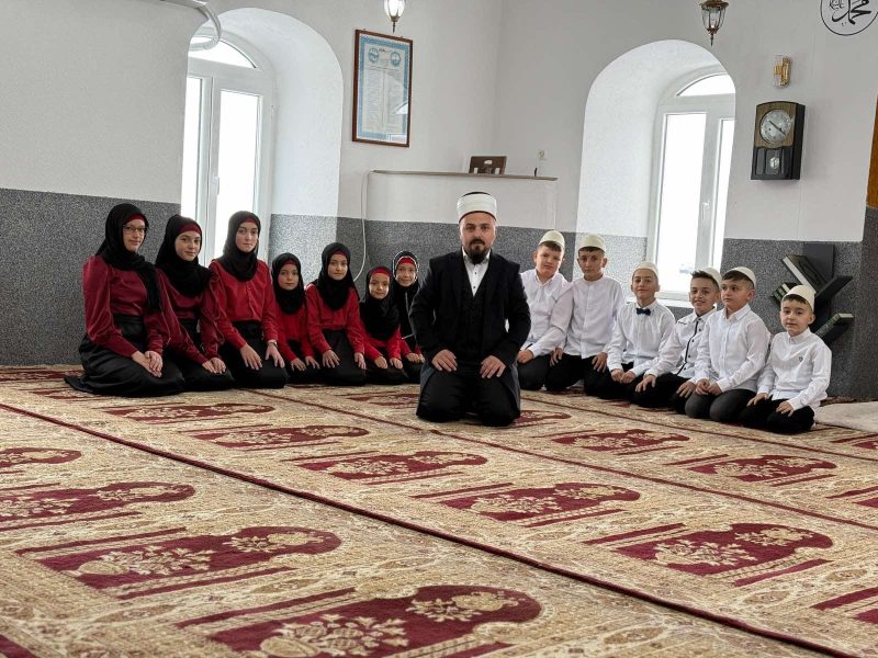 Me plisa në kokë dhe të veshur kuq e zi, fëmijët e fshatit Lisec të Tetovës përfunduan leximin e Kuranit!
