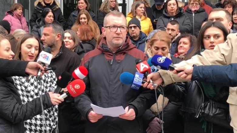 Sindikata vazhdon protestën para institucioneve, kërkojnë takim me kryeministrin Hristijan Mickoski