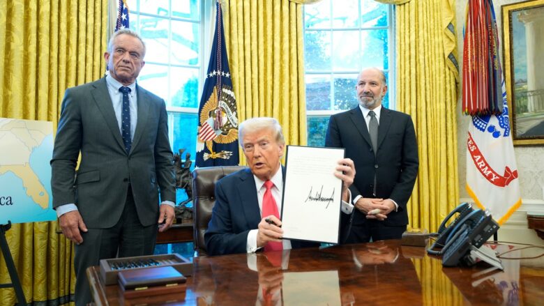 Shtëpia e Bardhë merr vendim se cilët gazetarë do të kenë qasje te Trump, reagojnë përmes komunikatës së përbashkët tri media