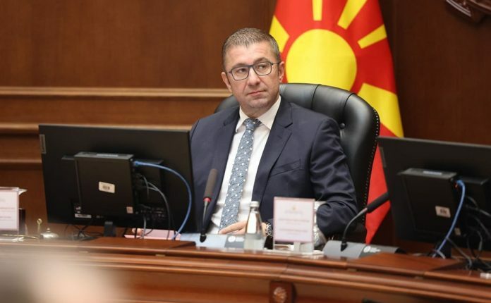 Mickoski: Ngrirja e ndihmës amerikane duhet të na zgjojë dhe të na kthjellojë