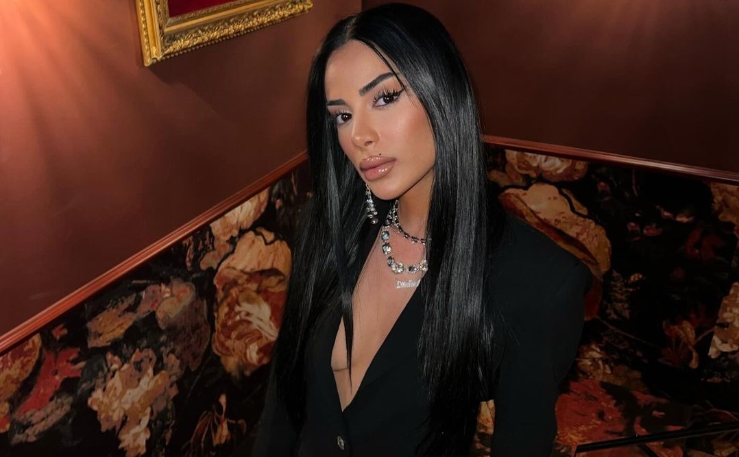 Kaderi poston foto nga dhoma e gjumit, thotë se është më e lumtur se kurrë