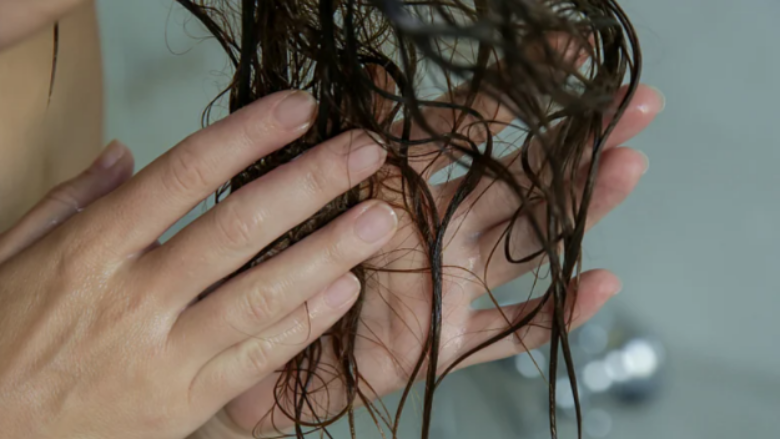 Pse duhet të shmangni gjumin me flokë të lagur