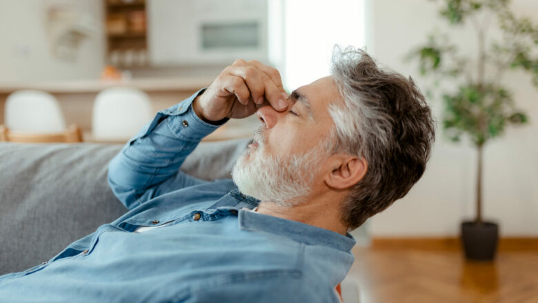 Ushtrimi dobiprurës i mjekut Deepak Chopra: Shëroni dhimbjen e kokës për vetëm 50 sekonda