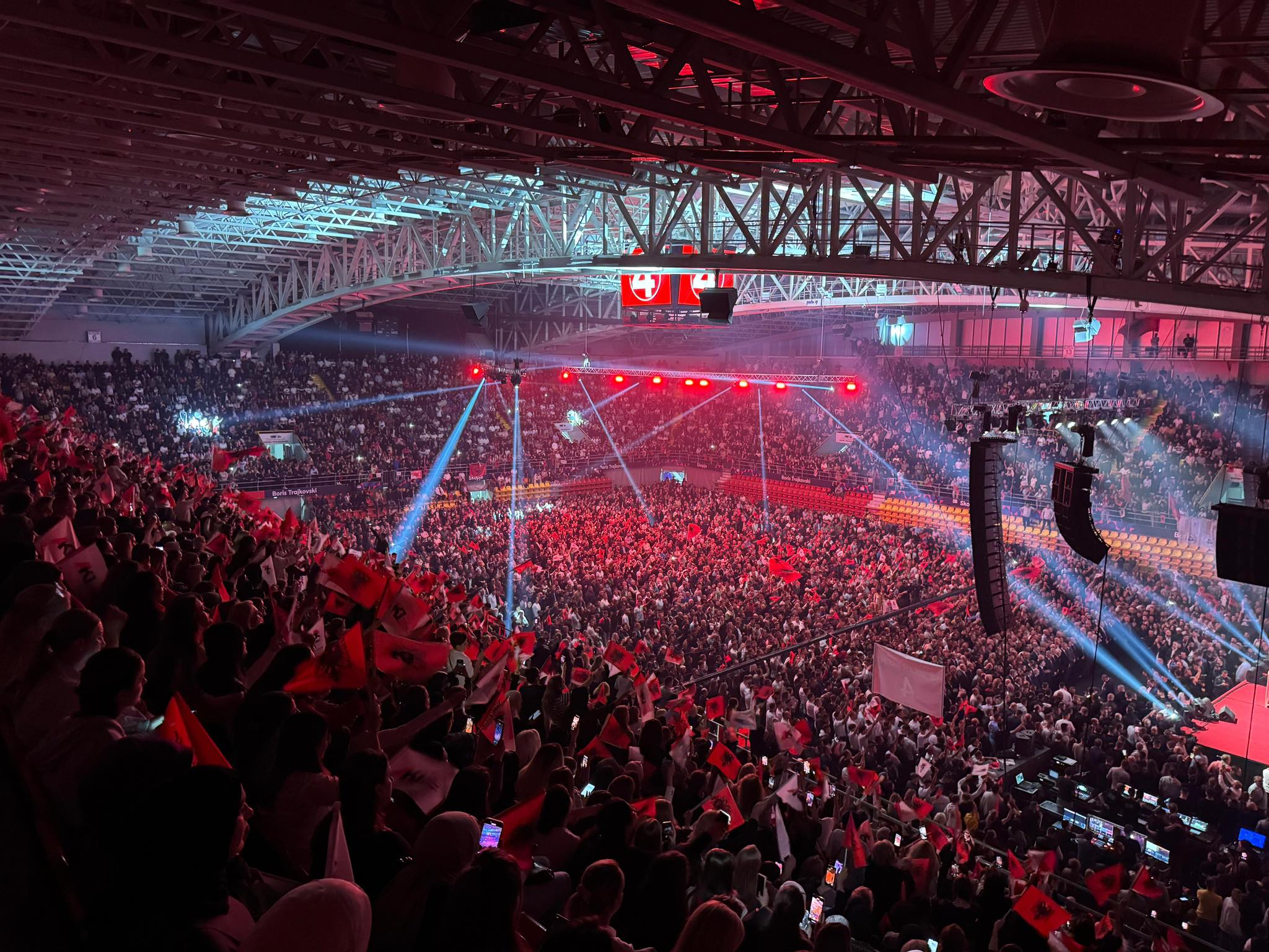 Arbër Ademi: O të mjerë, zagarë nuk është populli që ju e mashtruat, por ata që sot rrijnë te këmbët e Mickoskit