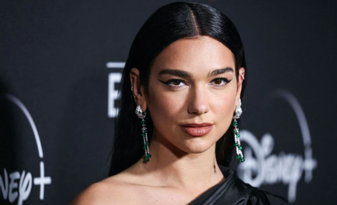 Dua Lipa pushton New Yorkun, fansat ‘vërshojnë’ për autografe
