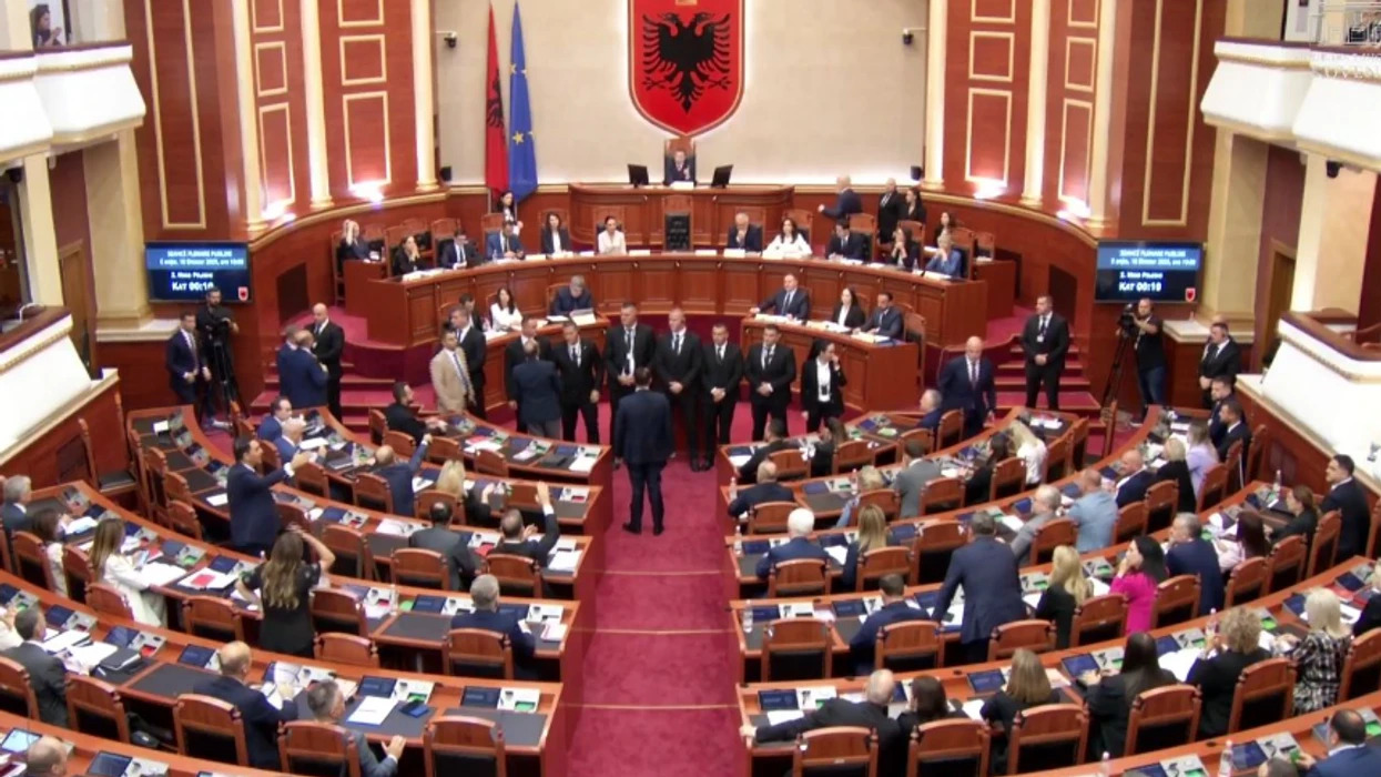 Kuvendi i Shqipërisë nis me tensione – opozita bllokon foltoren, miratohet programi i ri qeverisës