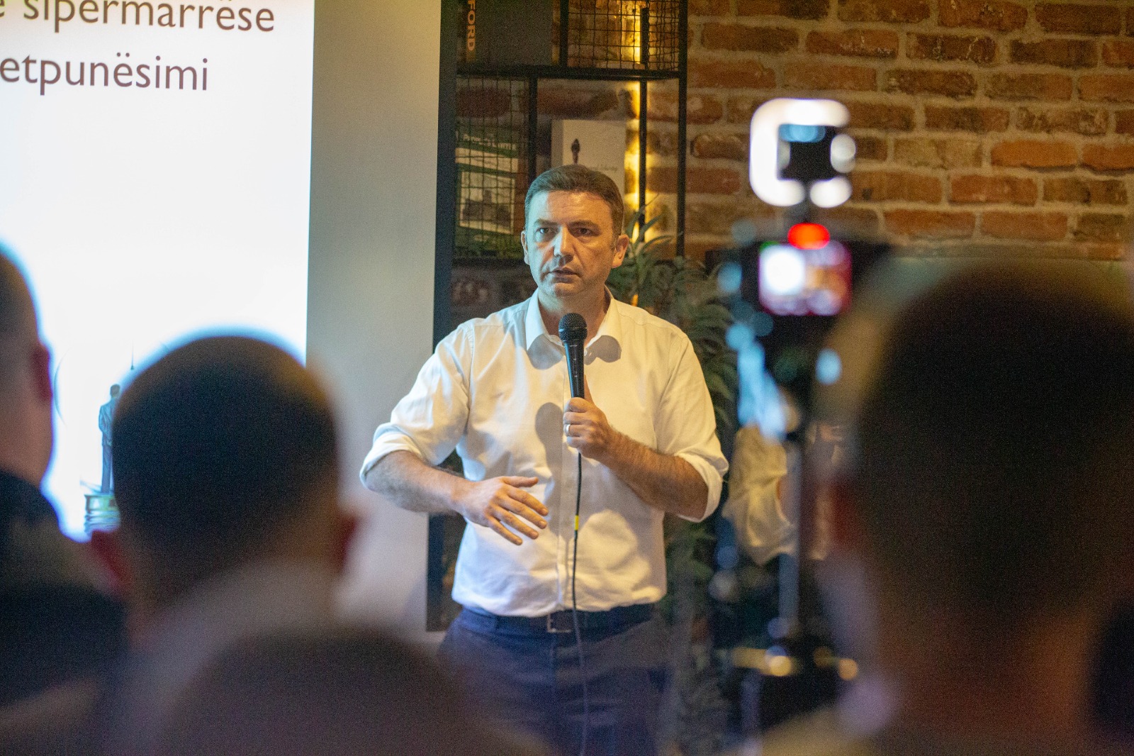 Osmani prezantoi programin para të rinjve: Higjiena, parkingjet, urbanizmi dhe mbrojtja antikorrupsion