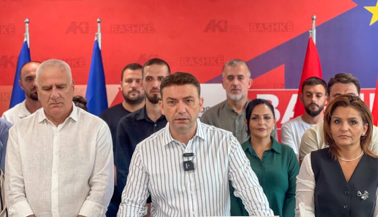 Bujar Osmani: Izet Mexhiti duhet të japë dorëheqje, nuk e kryen punën, po e rrezikon shëndetin e njerëzve