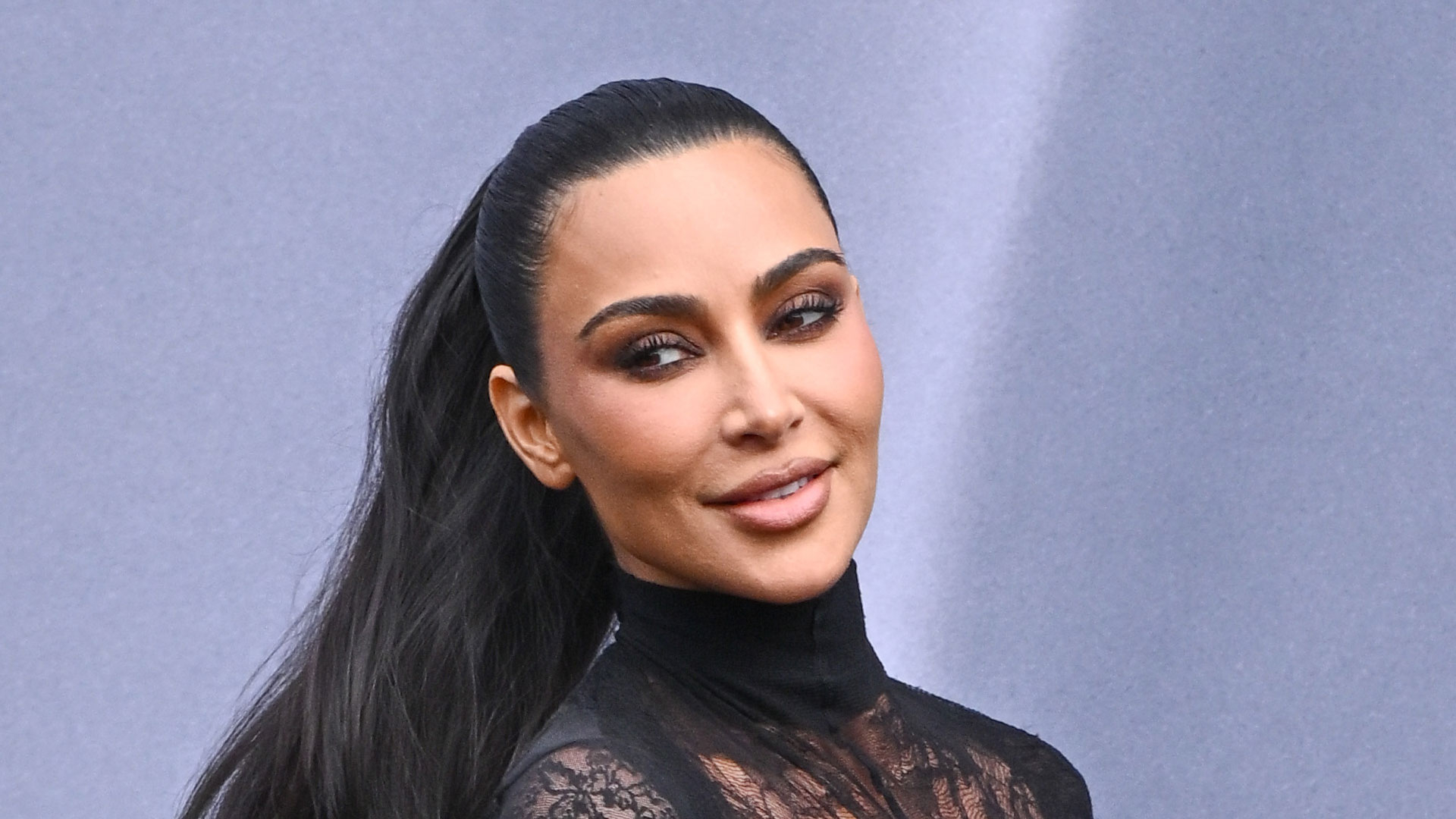 Kim Kardashian nuk i lë vend imagjinatës, shfaqet me një kostum transparent në New York