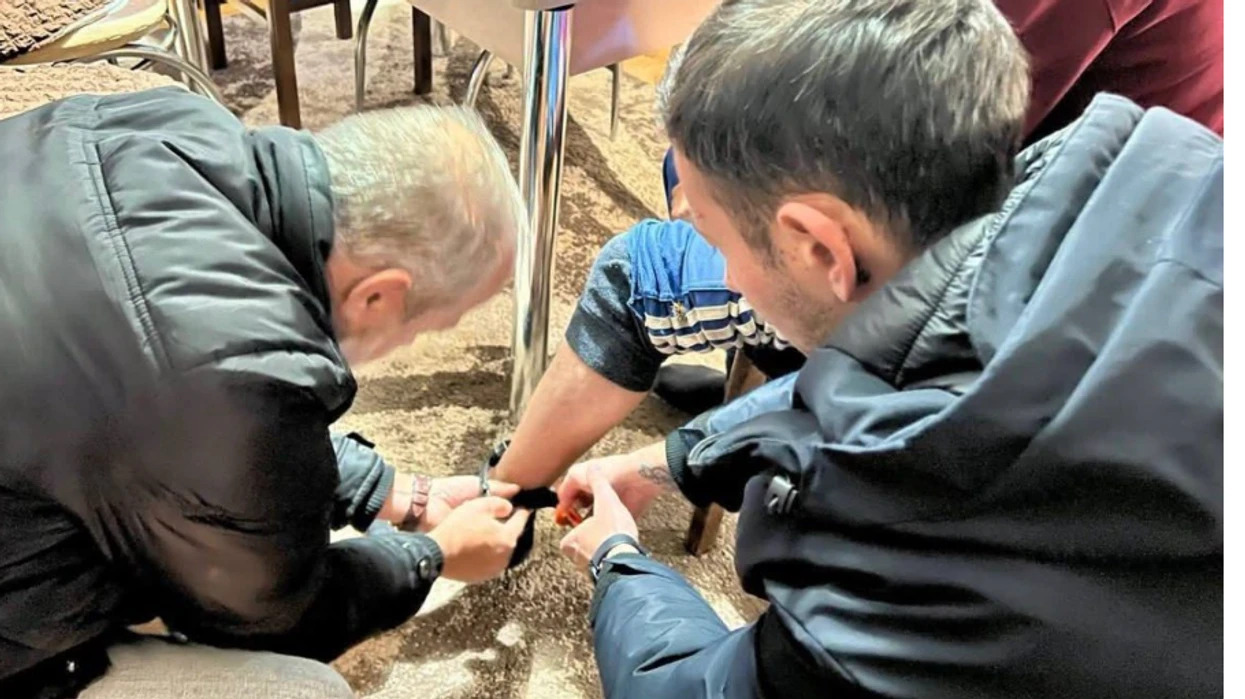 Për herë të parë një të dënuarit me arrest shtëpiak në Maqedoni i vendoset pajisje elektronike