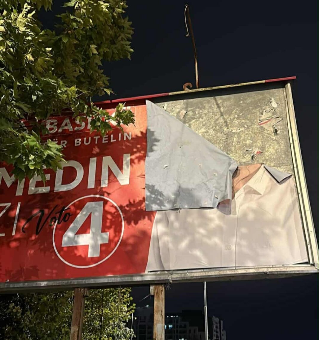 Tensione parazgjedhore në Butel: Dëmtohet fotografia e kandidatit shqiptar, prof.dr. Isamedin Azizi