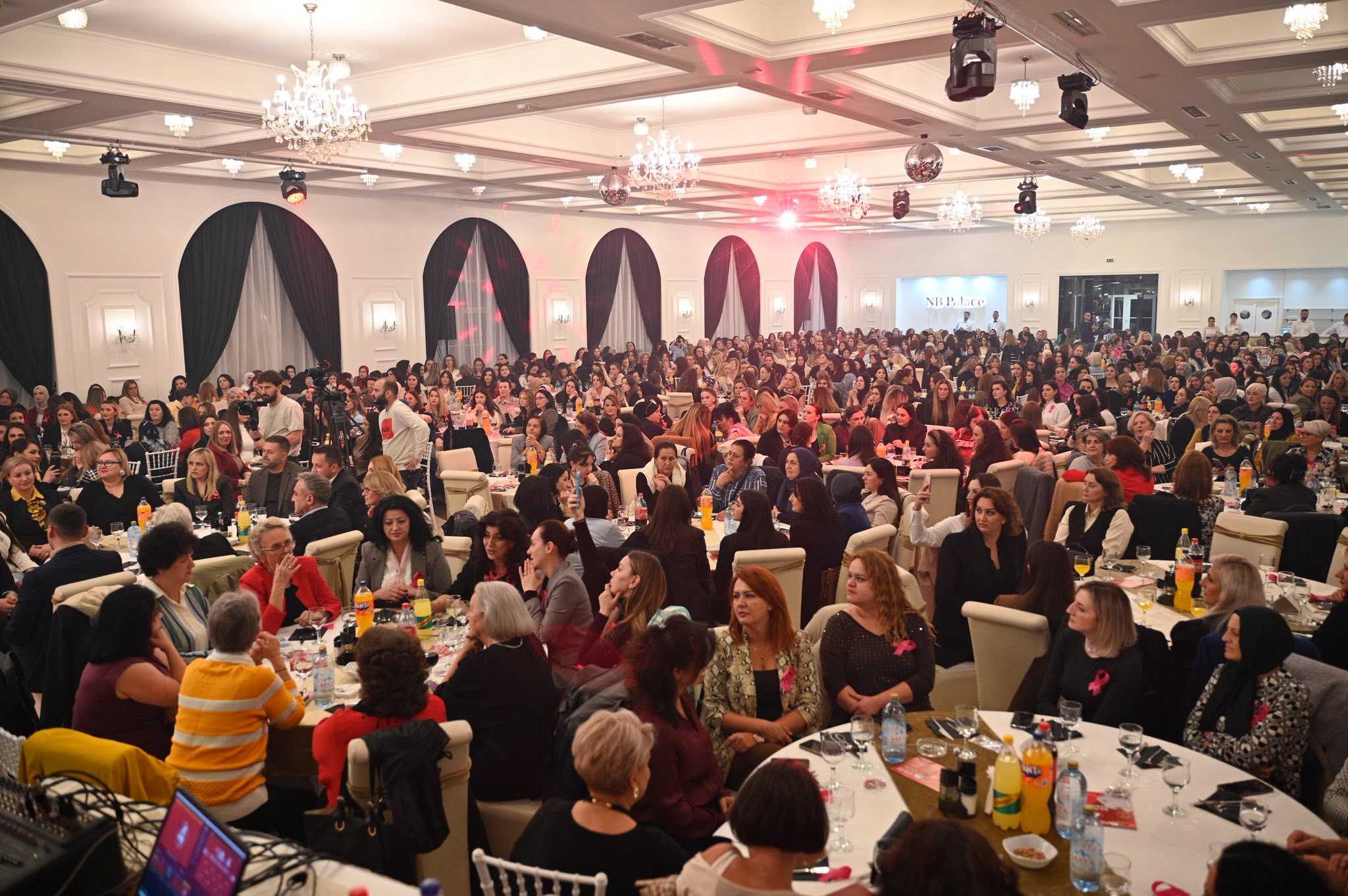 Mbi 700 gra në tubimin madhështor të AKI në Tetovë: Të bashkuara për fitoren e Bajram Rexhepi më 19 tetori